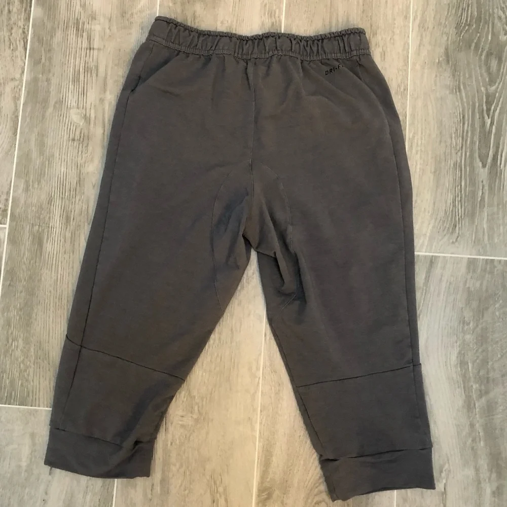 Nike Pro Womens Small Charcoal Gray Dri FIT Cropped Capri Joggers Sweatpants EUC